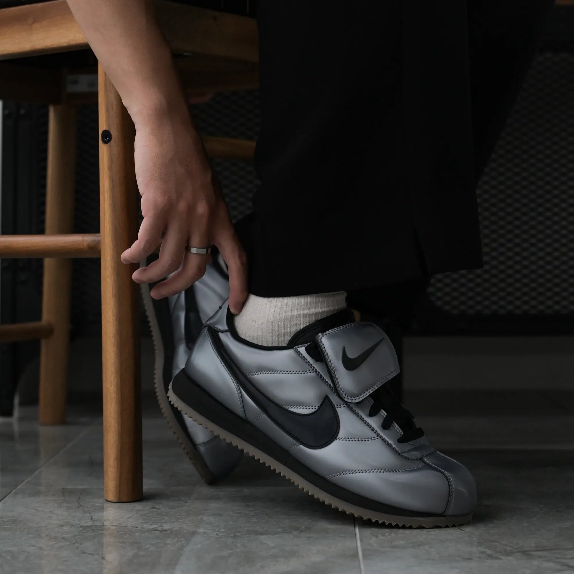 Nike Cortez SE "MTLC Cool Grey" 復古銀翻鞋舌