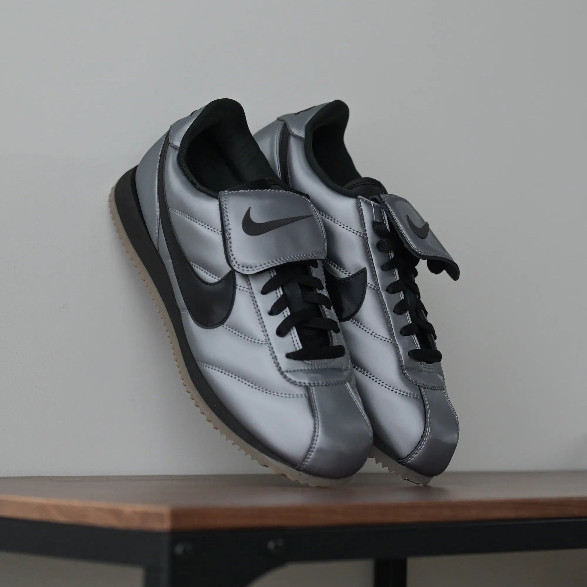 Nike Cortez SE "MTLC Cool Grey" 復古銀翻鞋舌
