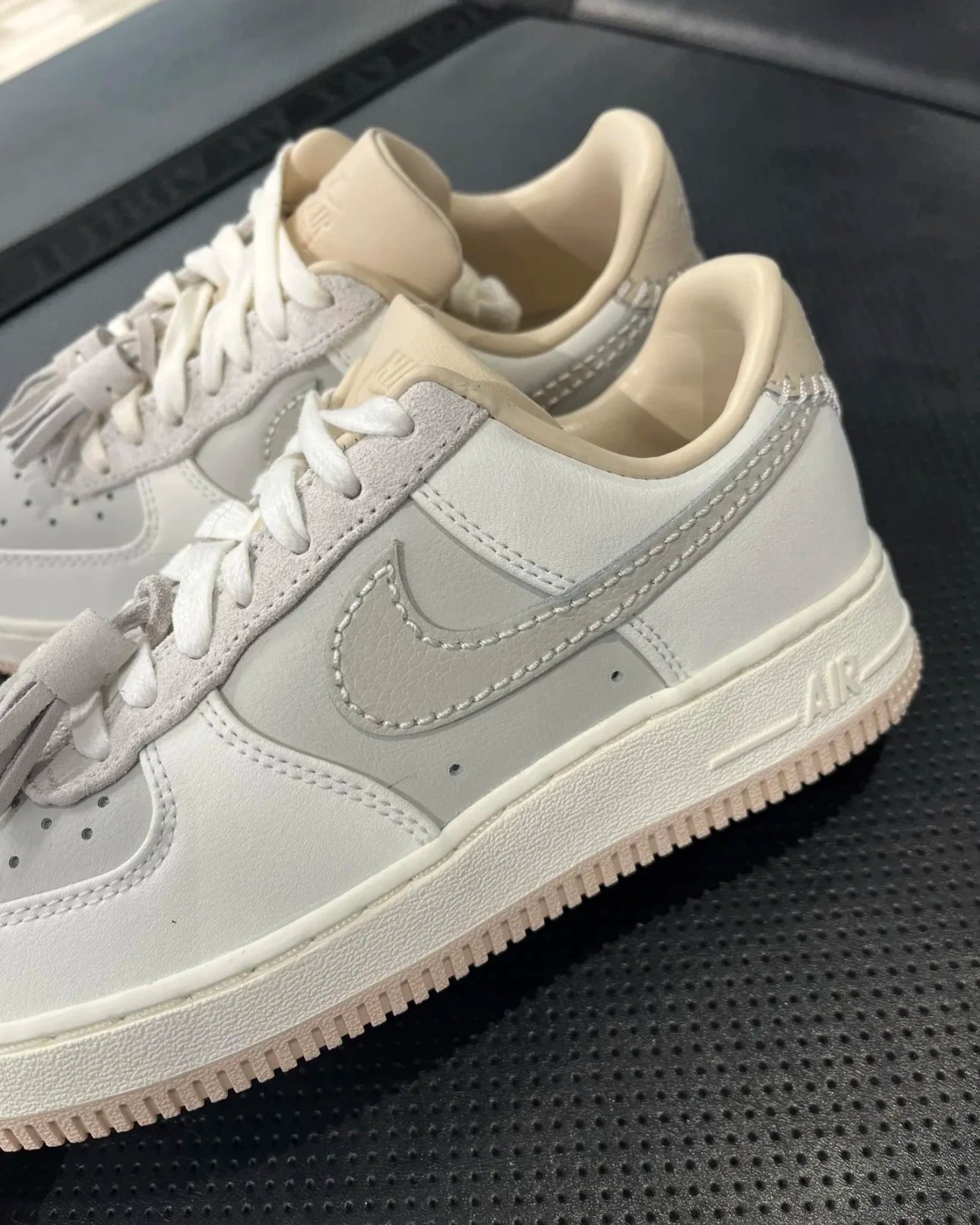 NIKE AIR FORCE 1 LOW 奶油灰白 HV1813-001 - HADNES