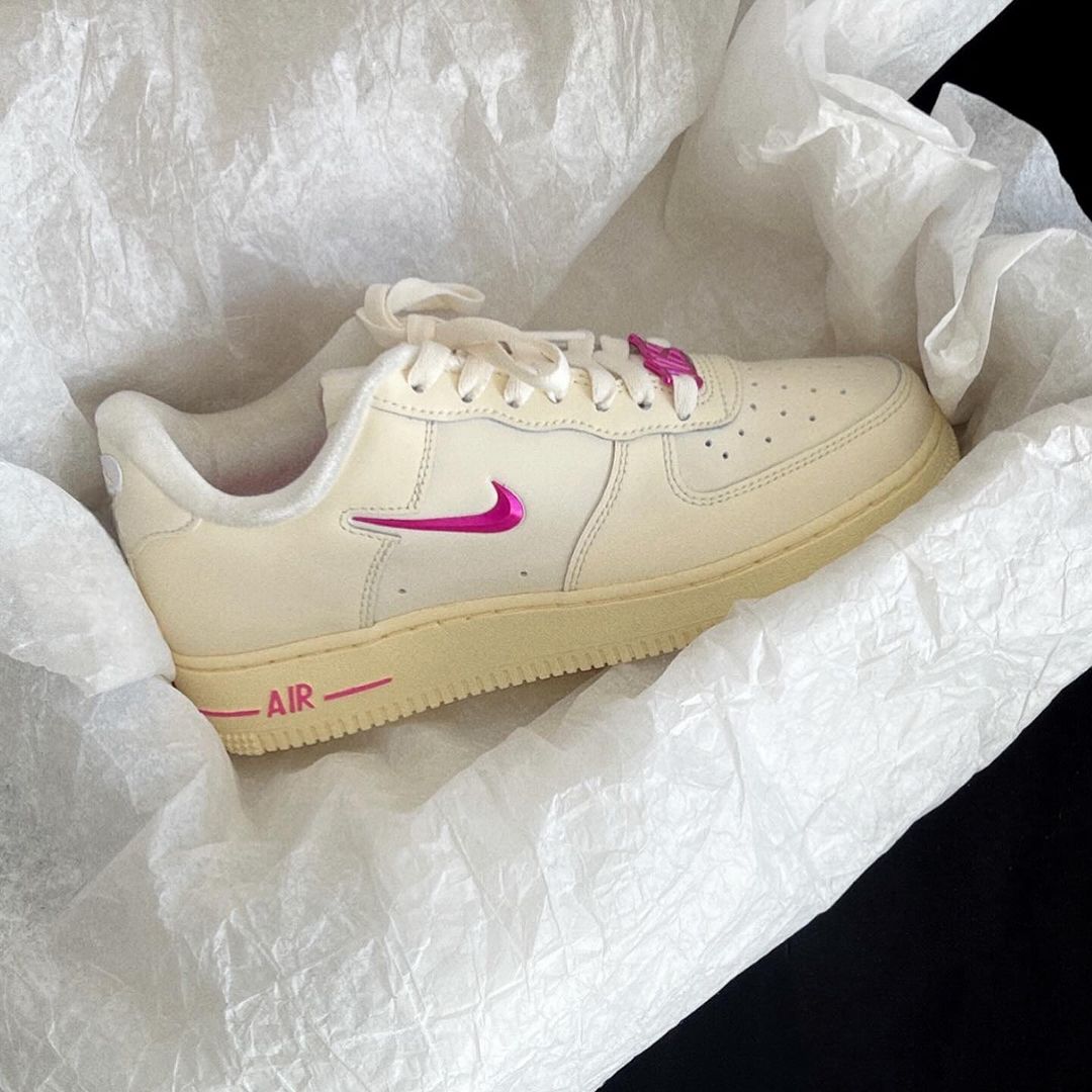 ☆大人気☆Nike Air Force 1 '07 SE Playful Pink/Coconut Milk Nike Air Force 1 '07 SE Sneaker in Coconut Milk, Playful