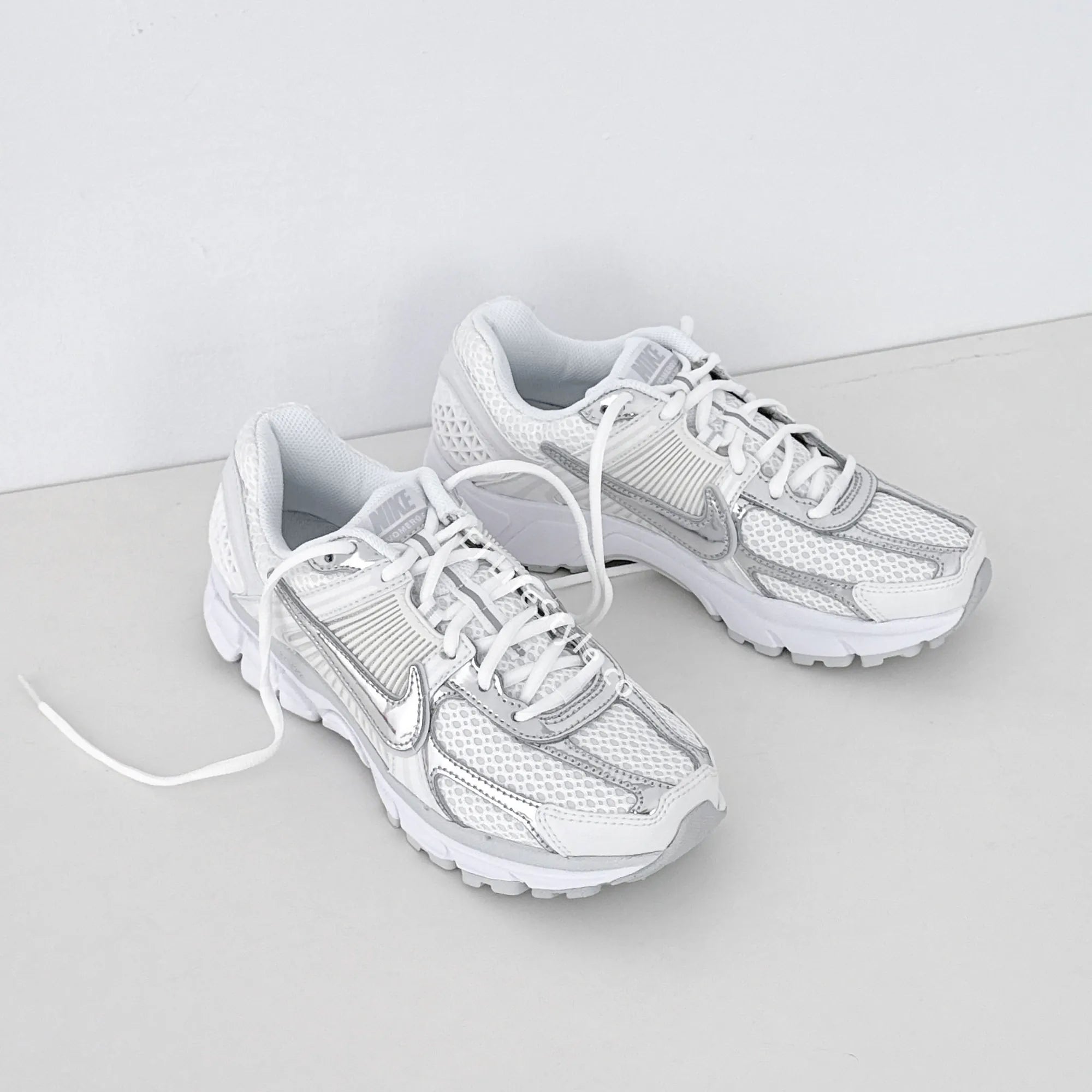 NIKE ZOOM VOMERO 5 CHROME TOE - HADNES